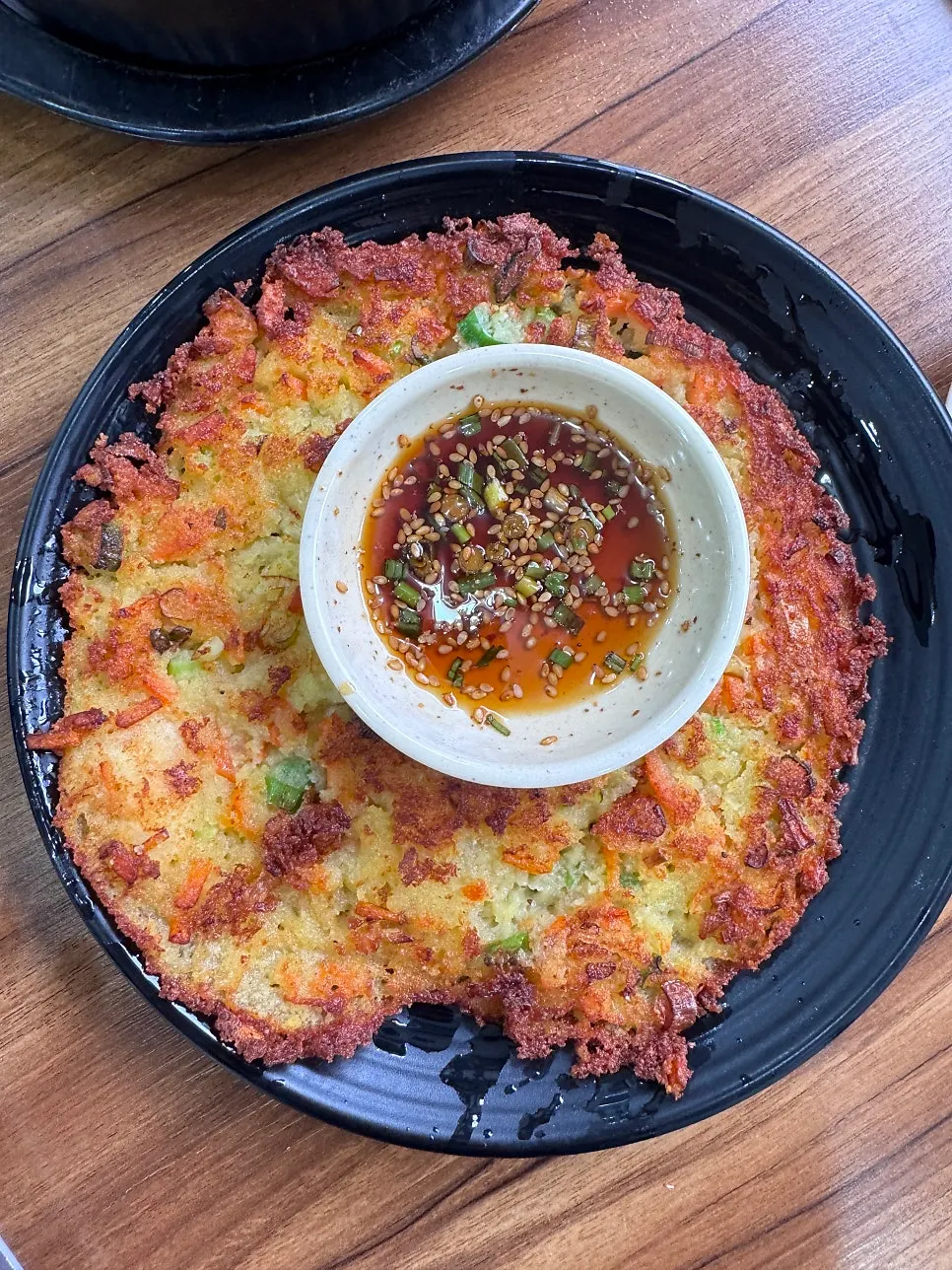 Seoul Myeonok's crispy-fried nokdu bindaetteok