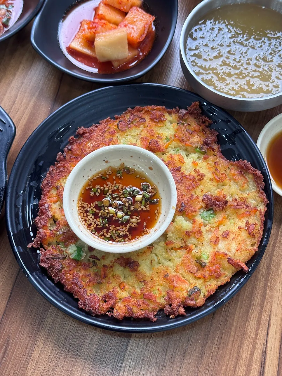 Naengmyeon and nokdu bindaetteok served together