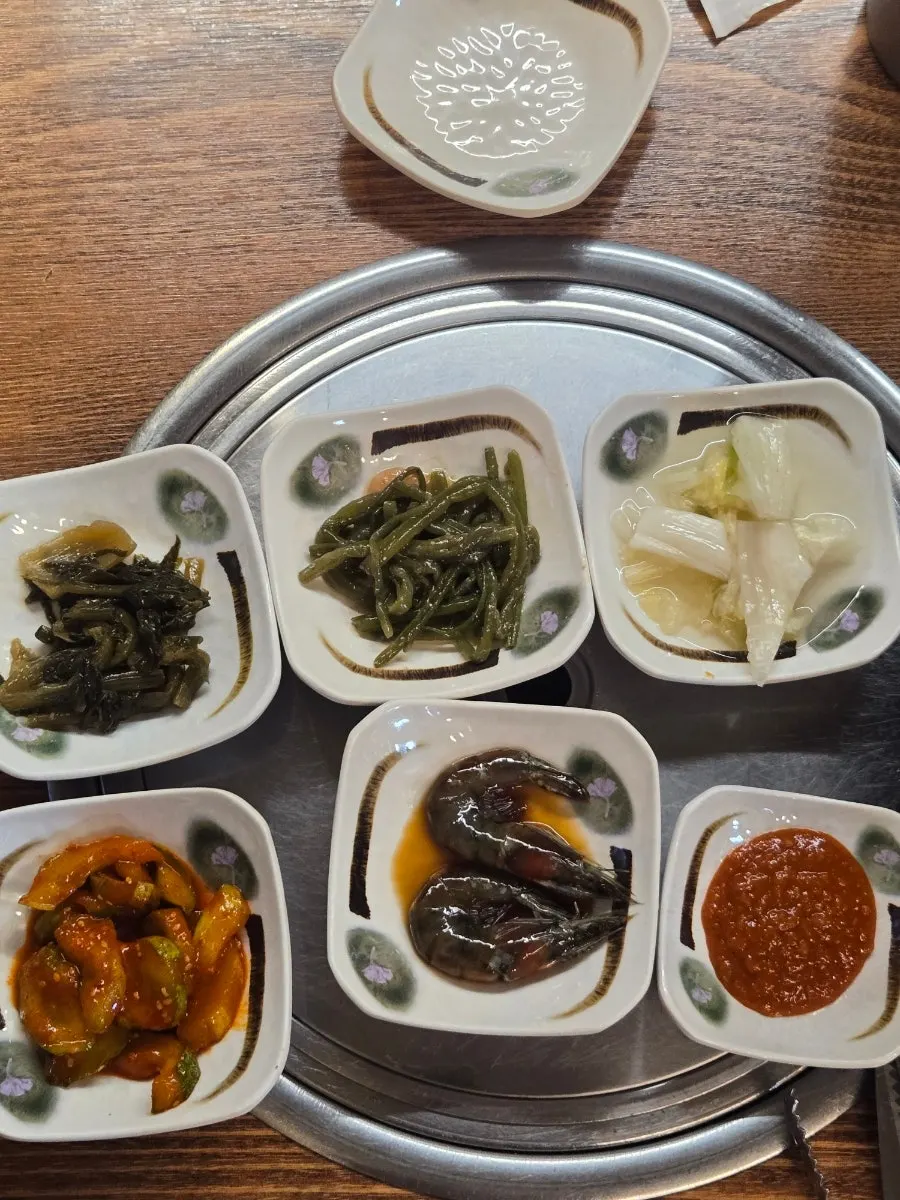 주문 후 차려진 반찬 상차림