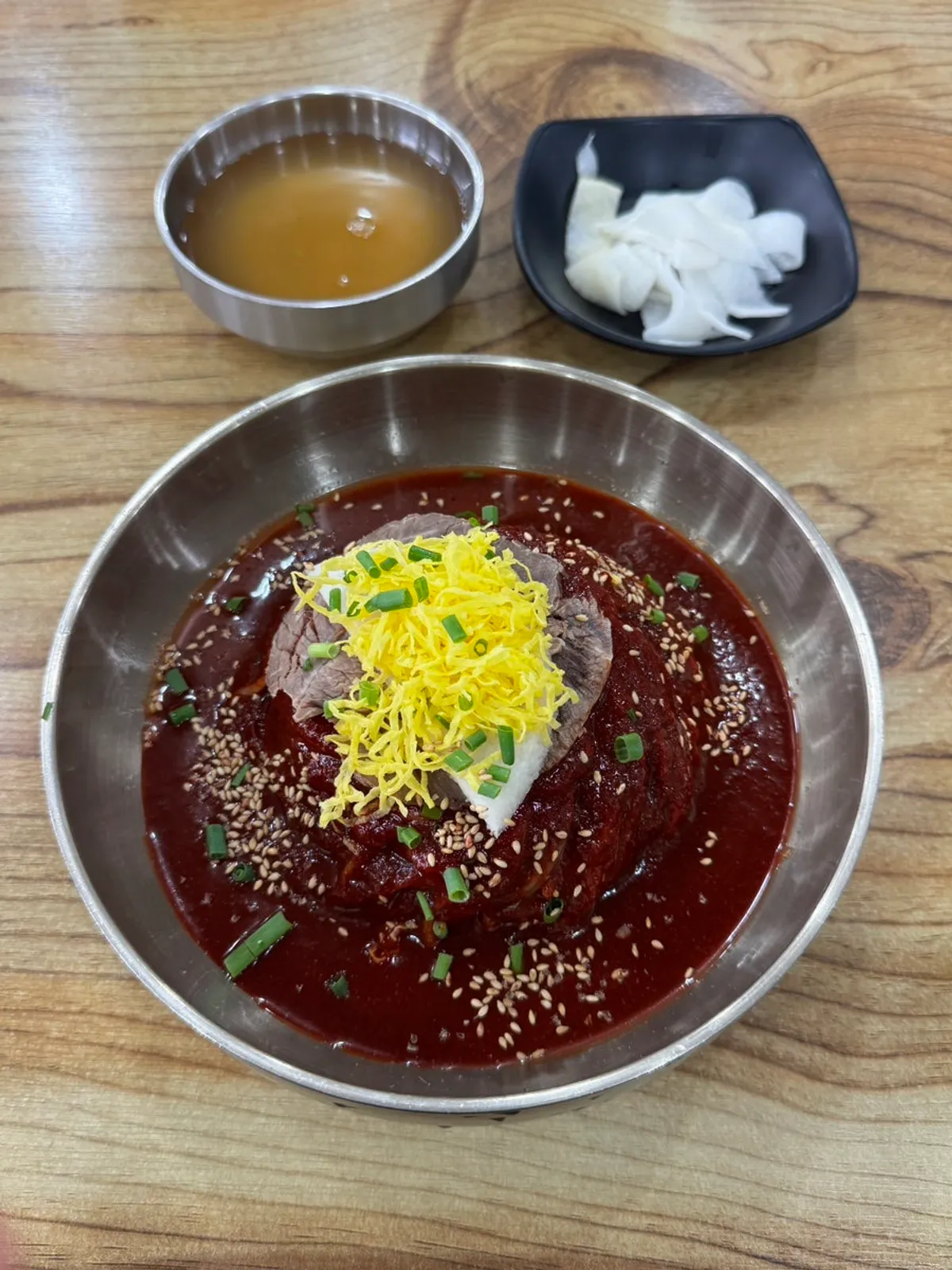 고기고명과 배가 올라간 비빔냉면