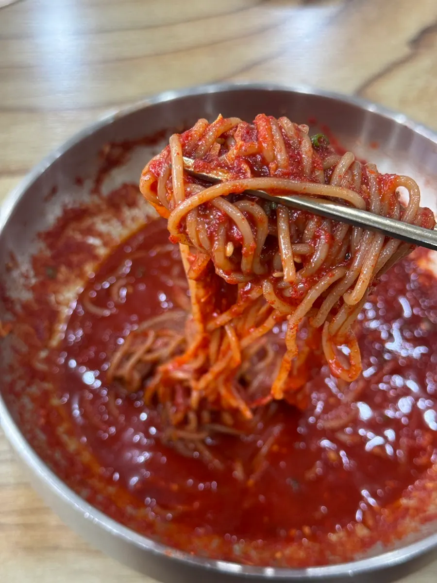 비빔냉면 양념과 계란지단 고명