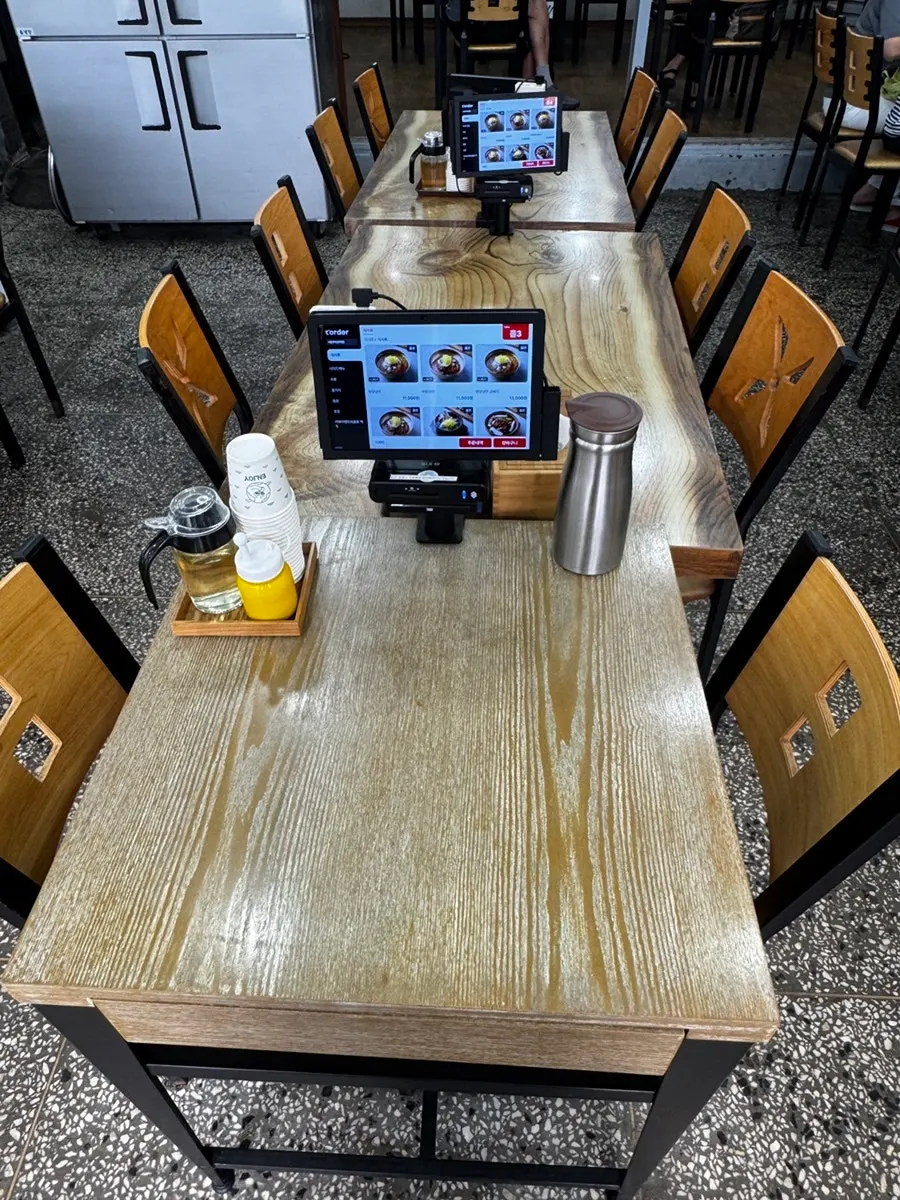 비빔냉면 면 식감이 보이는 사진