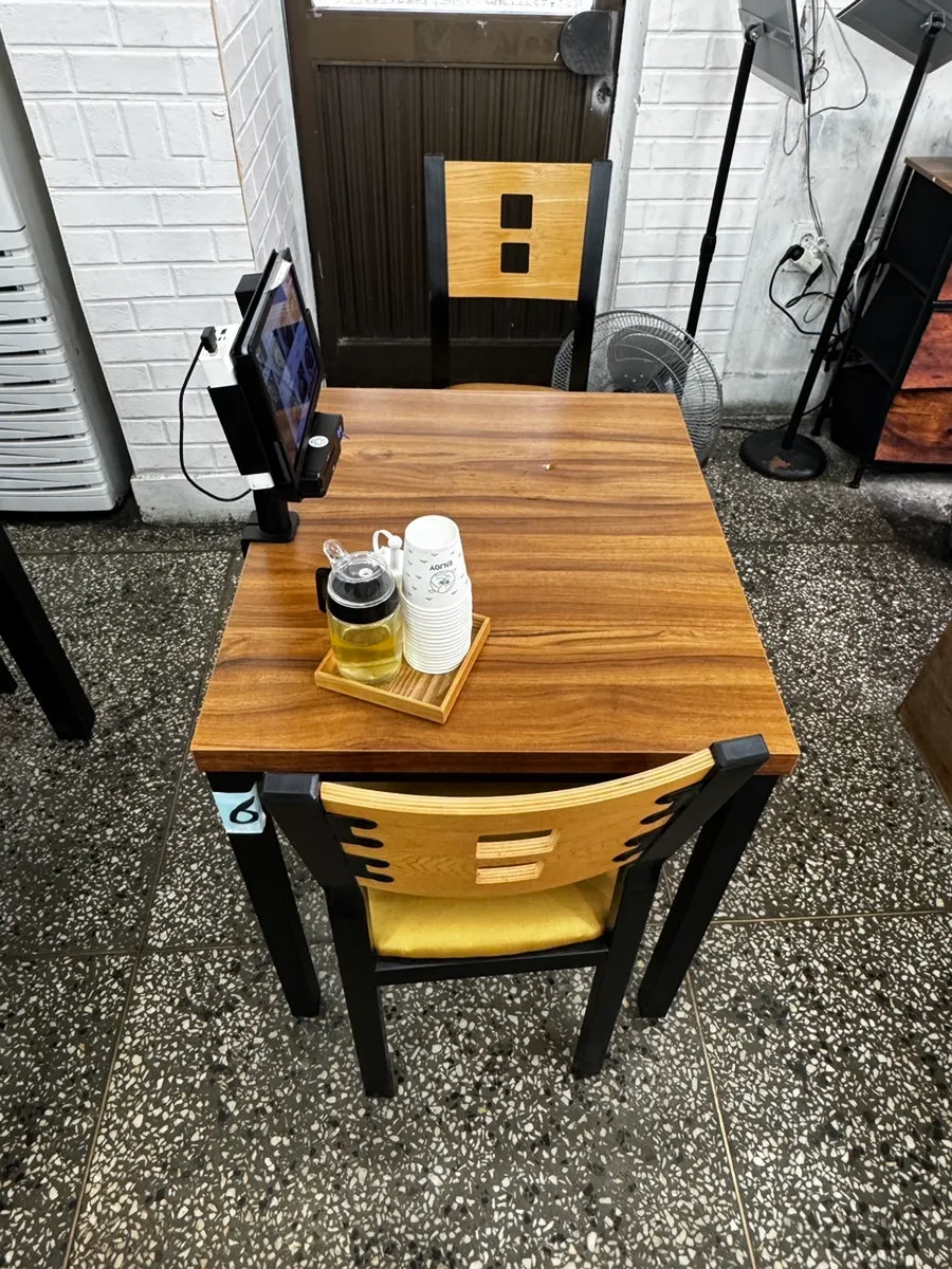 비빔냉면을 비벼 먹는 모습