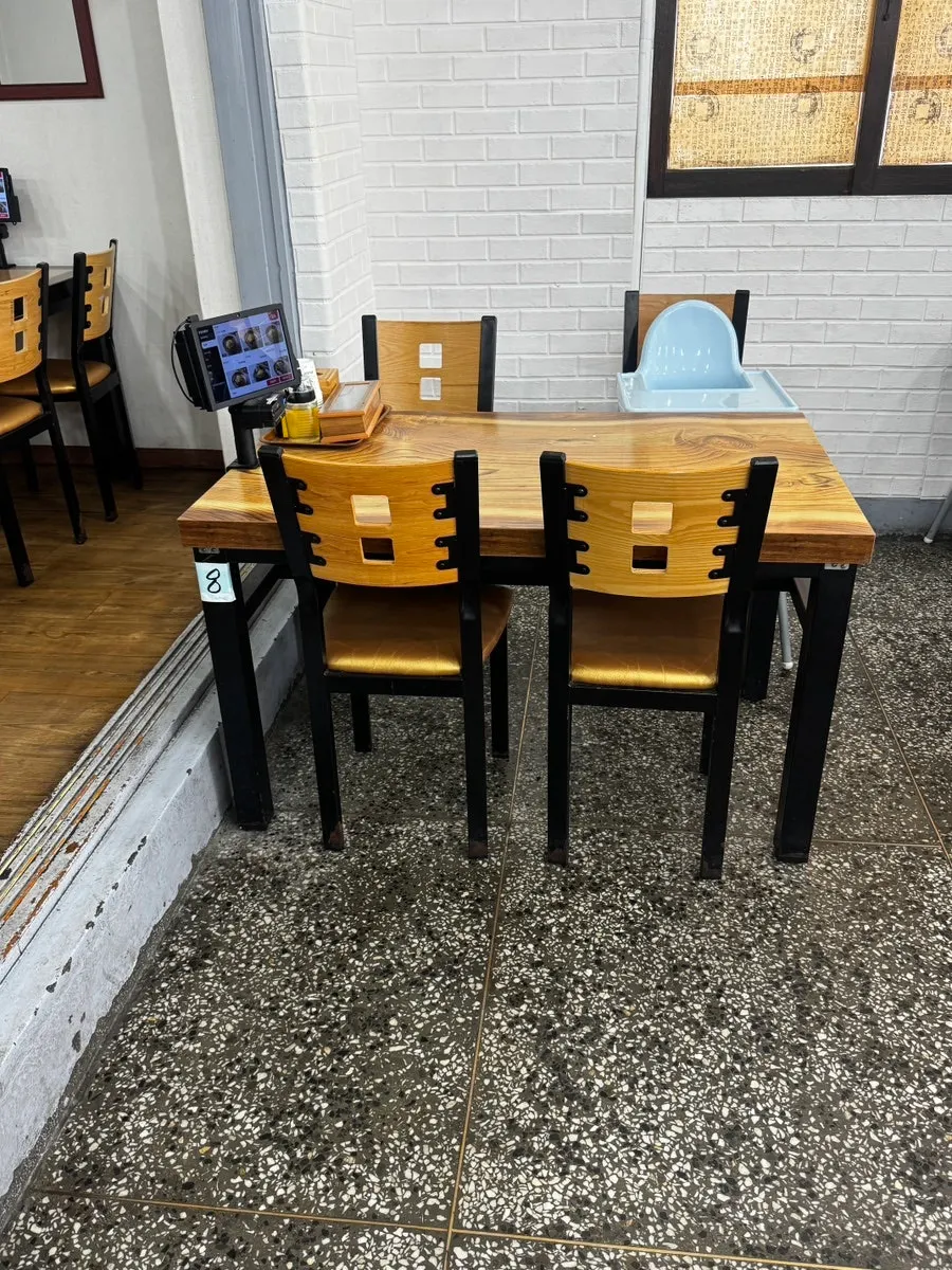 냉면과 육수를 곁들인 상차림
