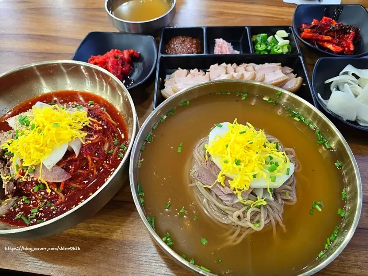 명태회무침과 무말랭이가 함께 깔린 상차림