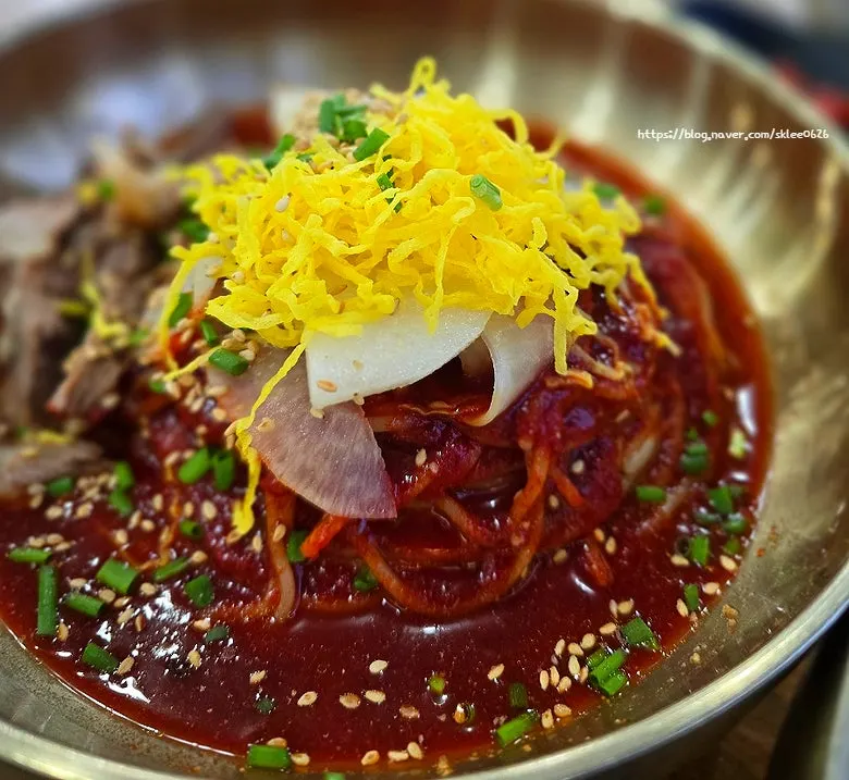 탱글한 면발의 비빔냉면 클로즈업