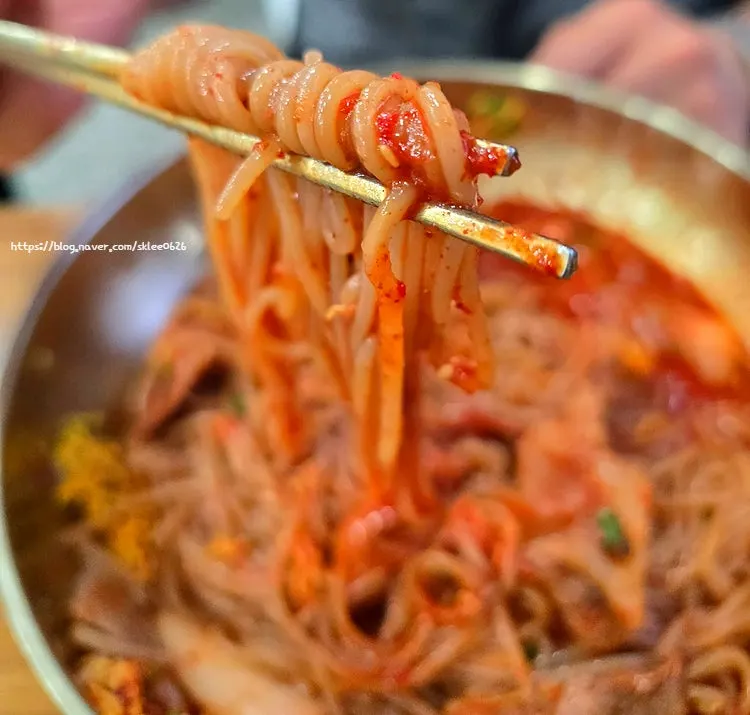 젓가락으로 들어올린 비빔냉면 면발