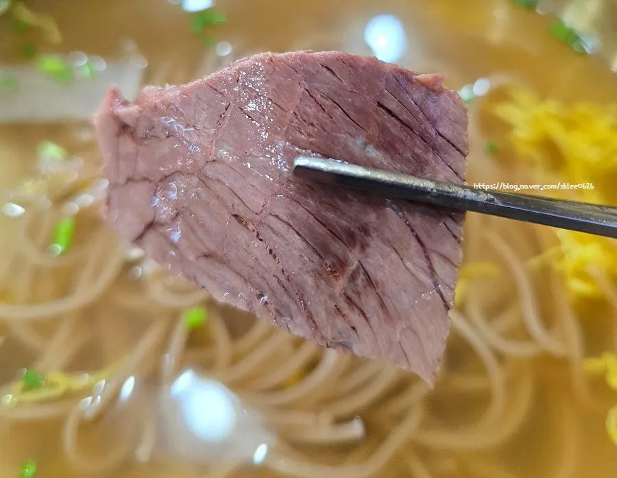 냉면 위에 올라간 부드러운 고기 고명
