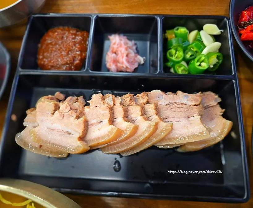 국내산 삼겹살수육 반접시 한 접시