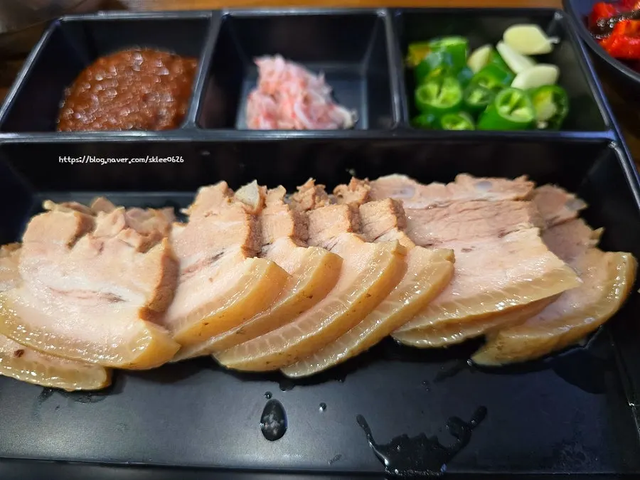 야들야들하게 삶아진 삼겹살수육 클로즈업