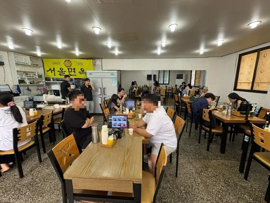 Busy dining hall at Seoul Myeonok on a Saturday afternoon