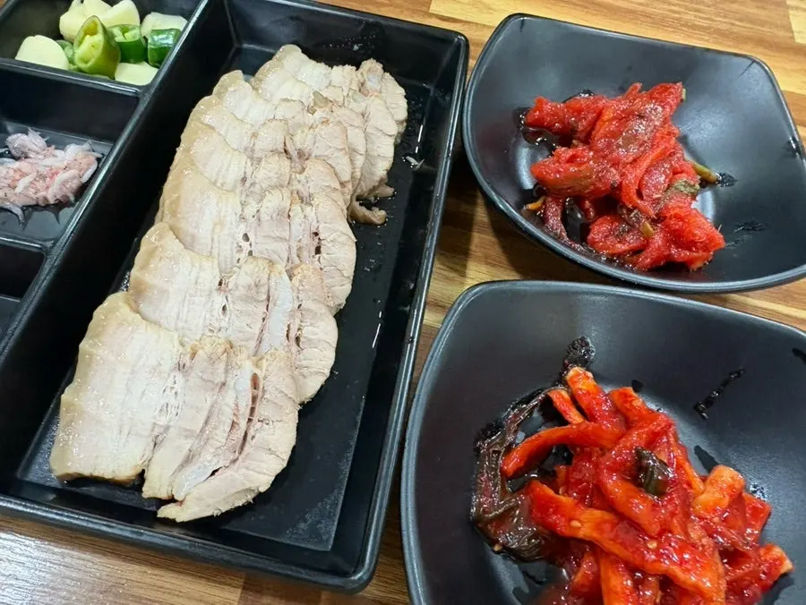 Radish kimchi served alongside the suyuk