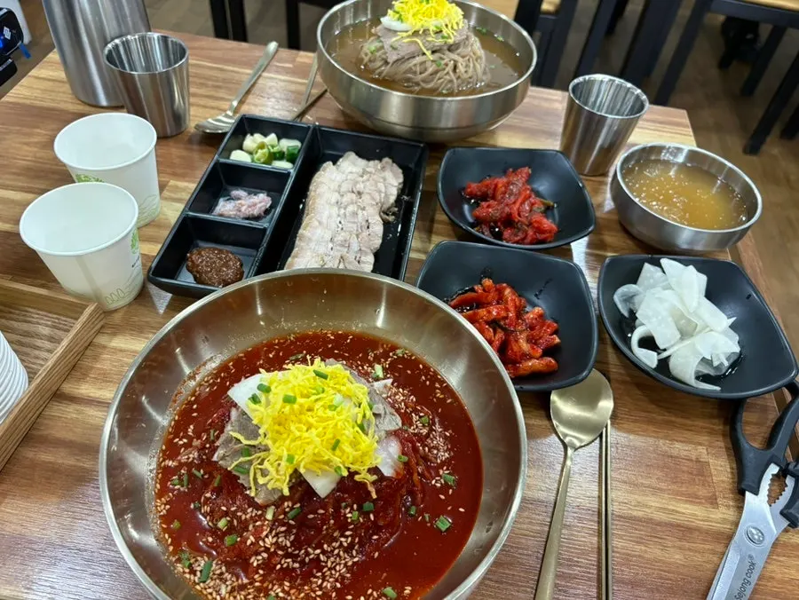 Pyongyang naengmyeon and bibim naengmyeon served together