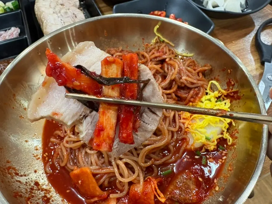 Eating suyuk together with bibim naengmyeon