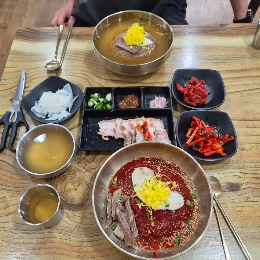 주문한 냉면과 수육 가격이 보이는 메뉴 화면