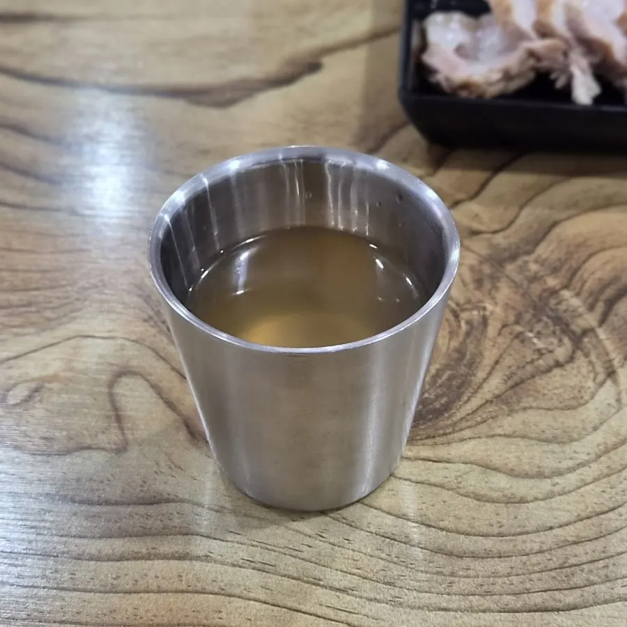 컵에 담아 마신 따뜻한 온육수