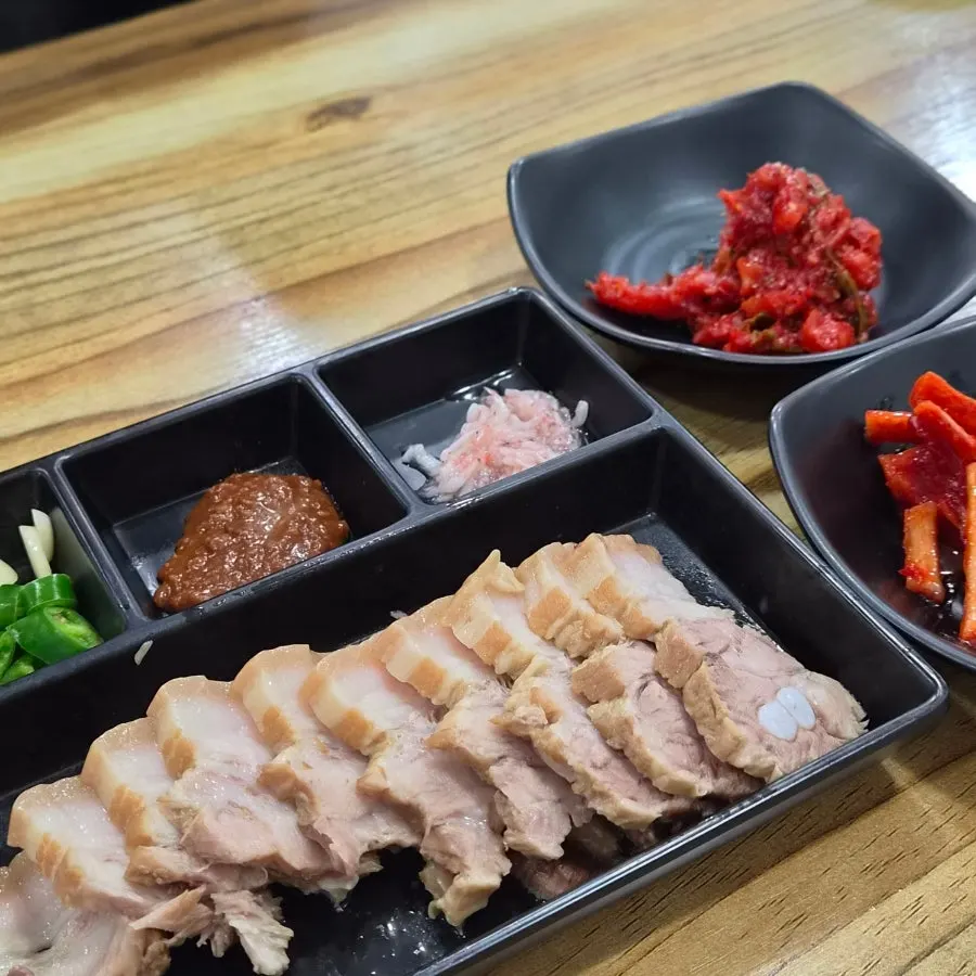 도톰하게 썬 국내산 삼겹살 수육 반접시