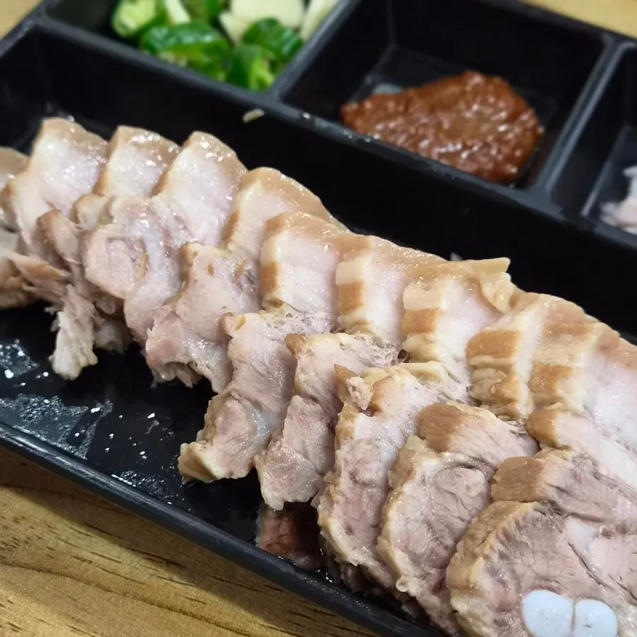 명태회무침과 무말랭이무침 등 반찬 한 상