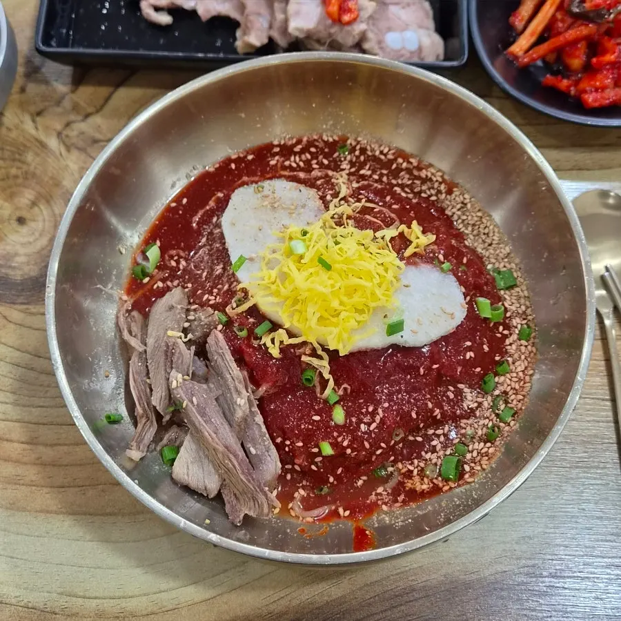 붉은 양념에 통깨를 올린 비빔냉면