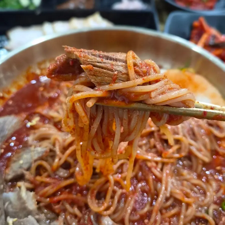 비벼낸 비빔냉면 면발 클로즈업