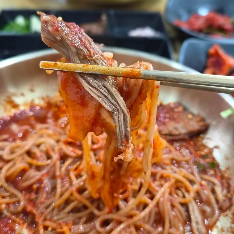 평양냉면과 비빔냉면을 나란히 놓은 상차림