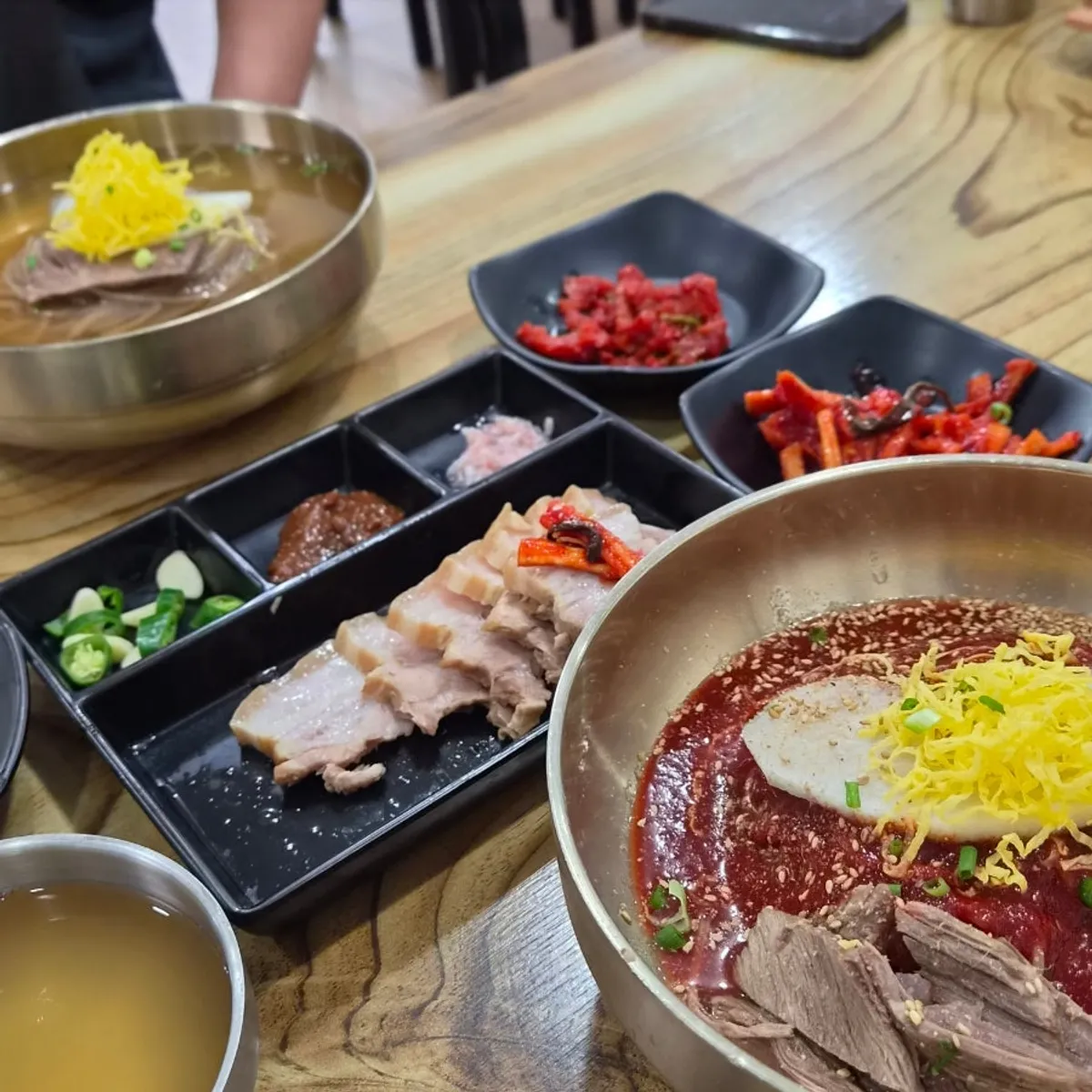 냉면 두 그릇과 수육이 놓인 서울면옥 한 상