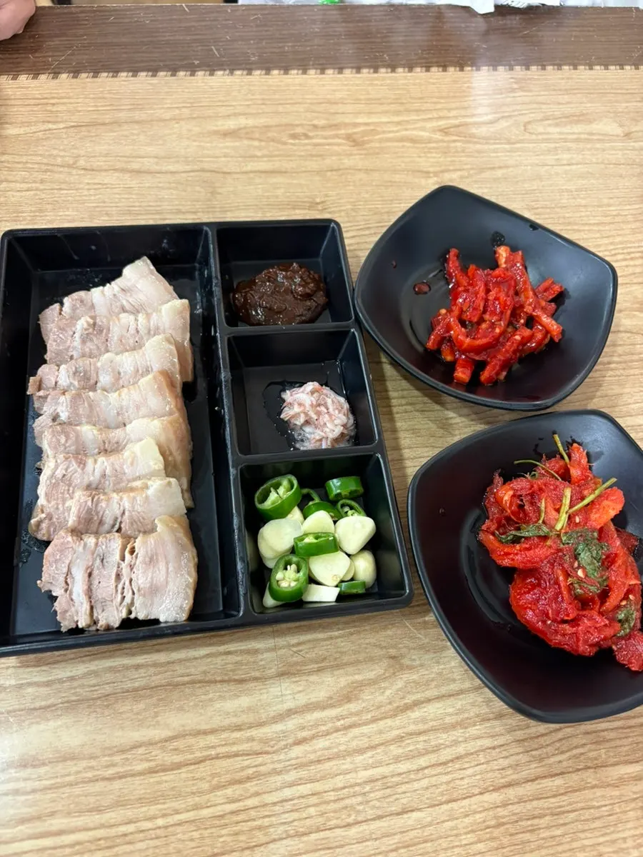 따끈하게 나온 국내산 삼겹살 수육 반접시