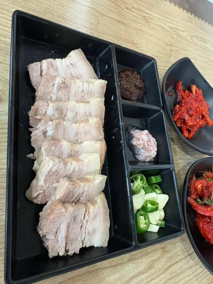 부드럽게 삶아진 서울면옥 삼겹살 수육