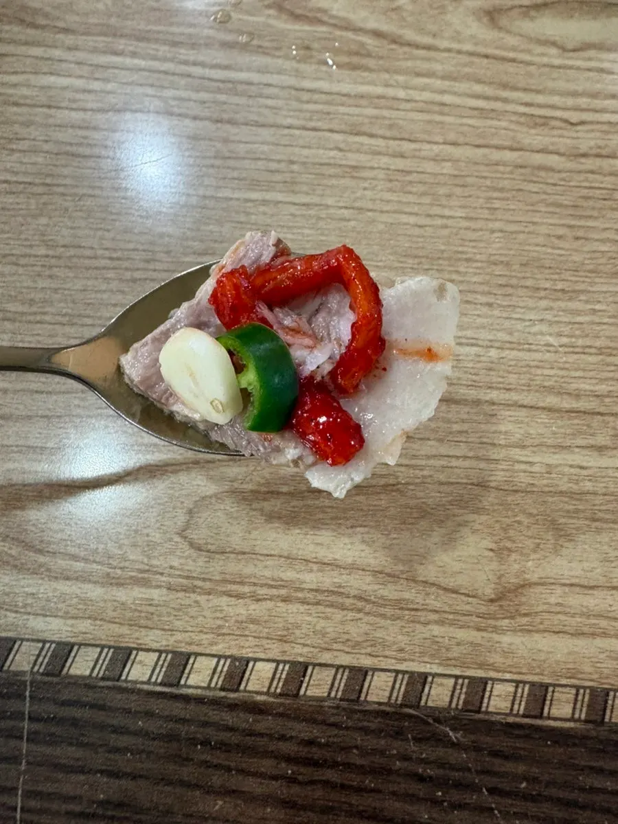 수육과 함께 나온 마늘, 고추 등 곁들임