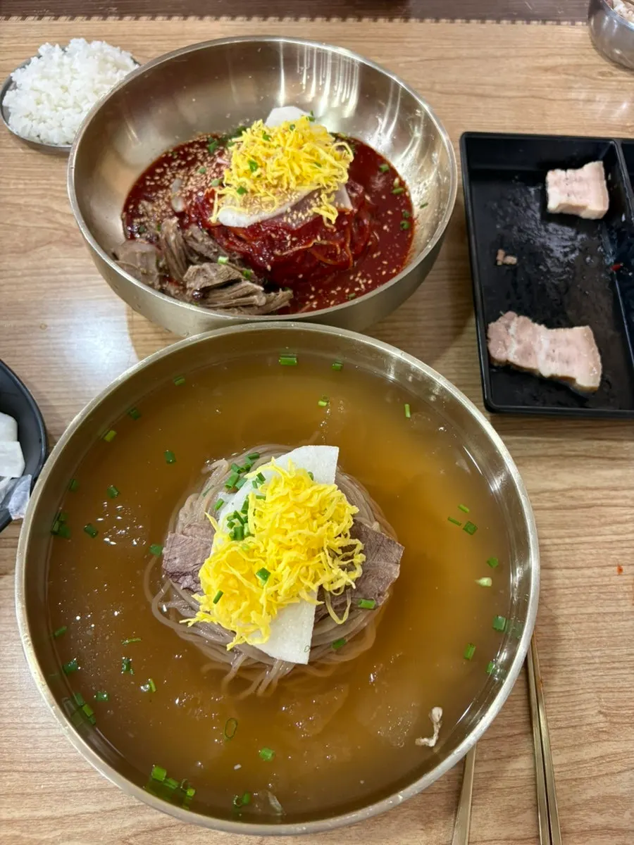 유기그릇에 담겨 나온 평양냉면