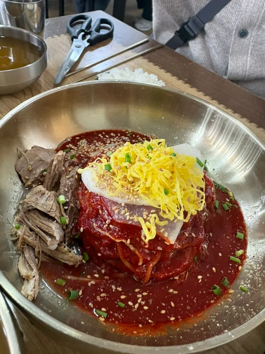 고기고명이 가득 올라간 비빔냉면