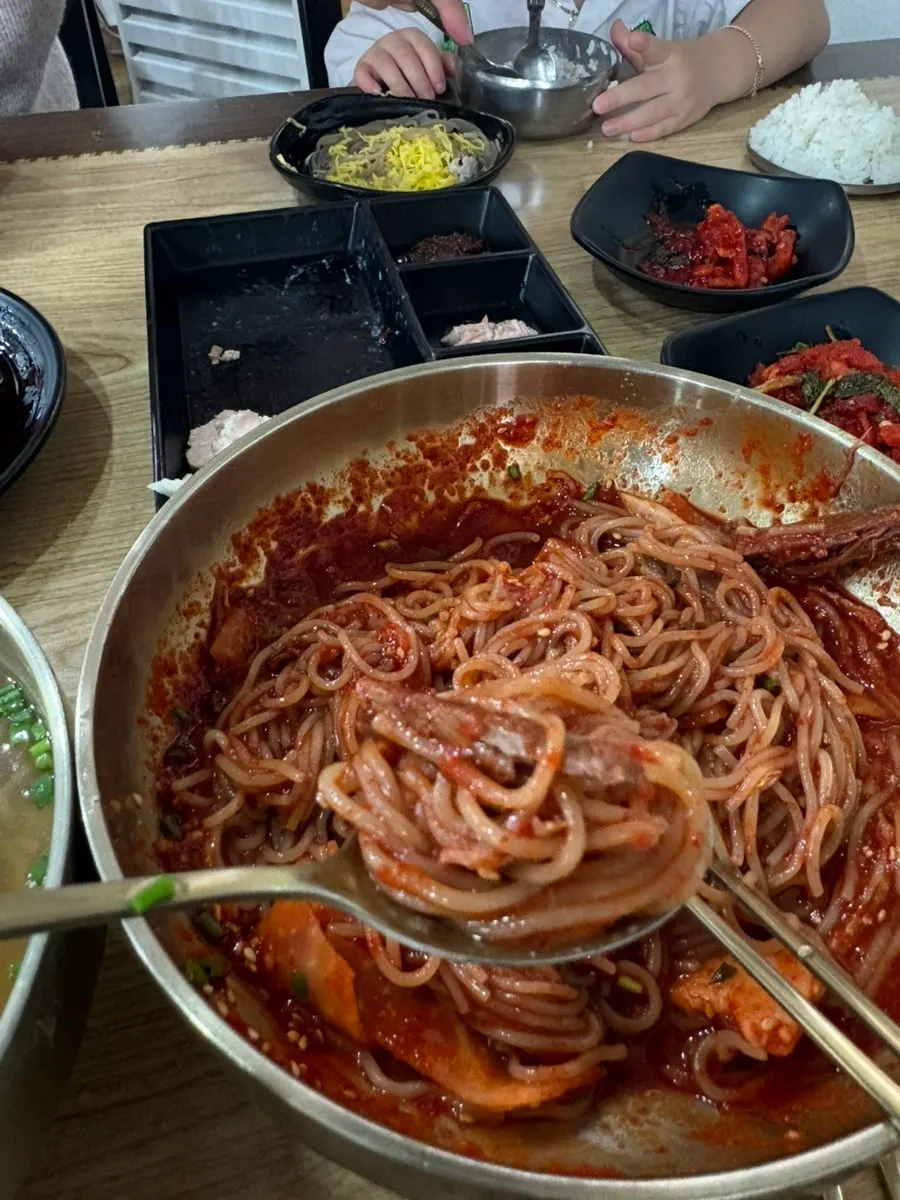 양념장을 비벼낸 서울면옥 비빔냉면