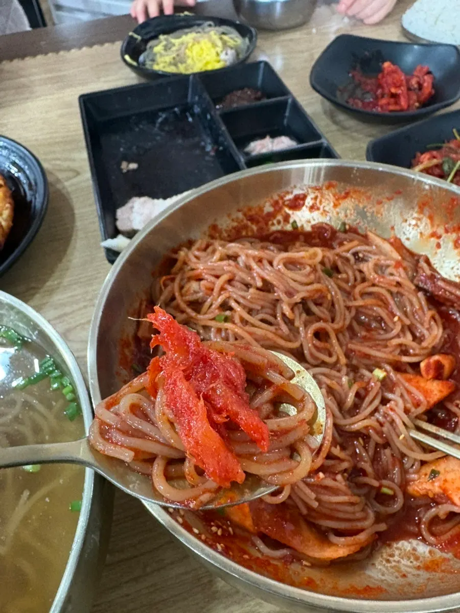비빔냉면과 곁들인 명태회무침