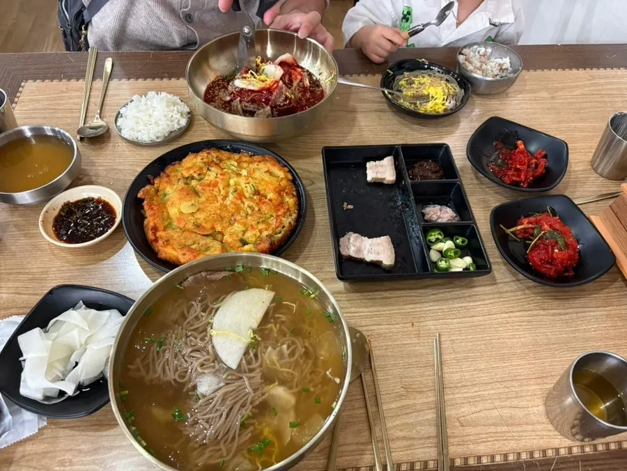 녹두빈대떡과 냉면을 함께 차린 상