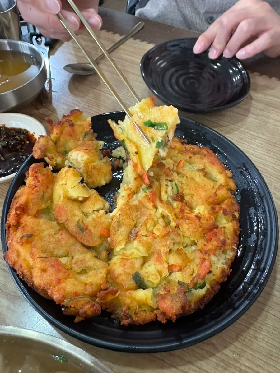 겉바속촉 녹두빈대떡 한 조각