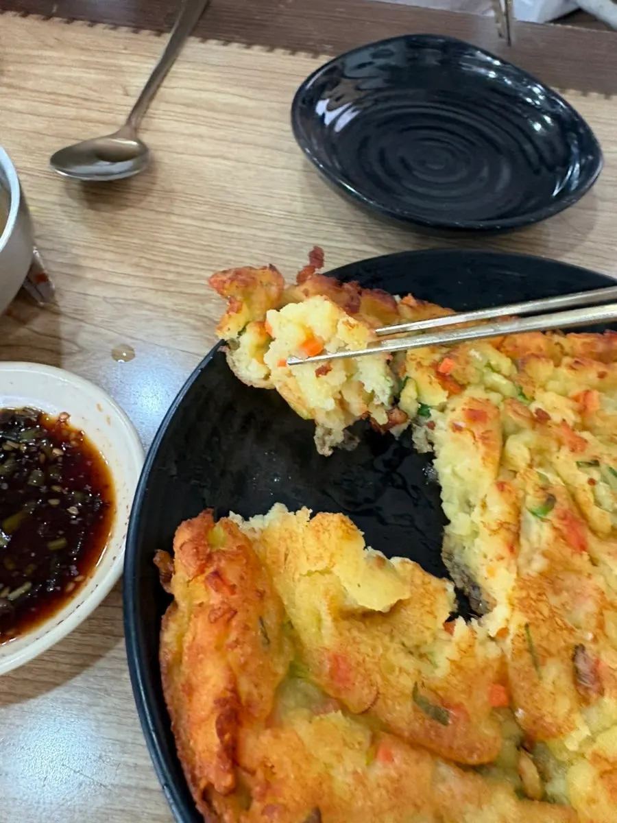 평양냉면과 빈대떡을 함께 먹는 모습