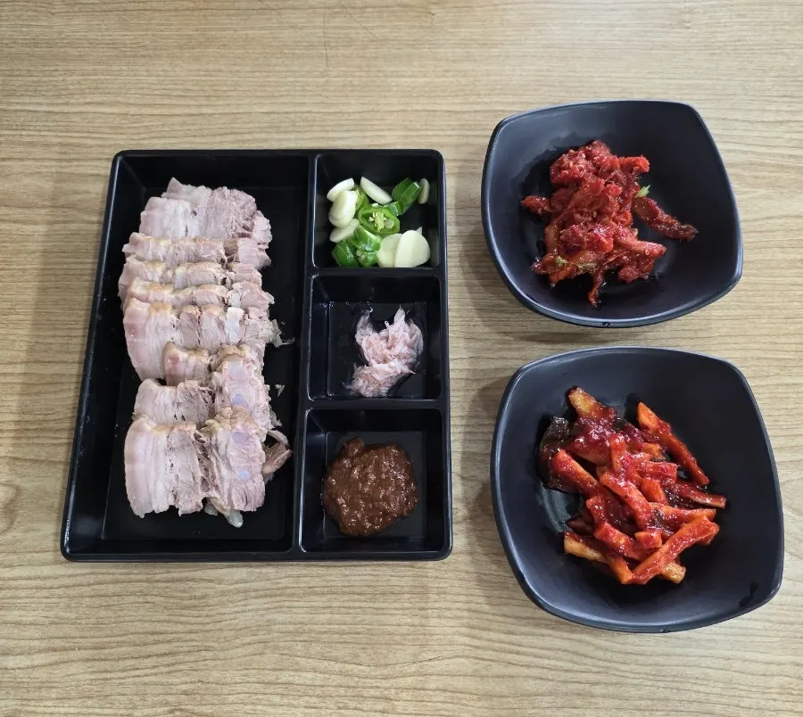 식초 겨자 수저통과 태블릿 오더가 놓인 테이블