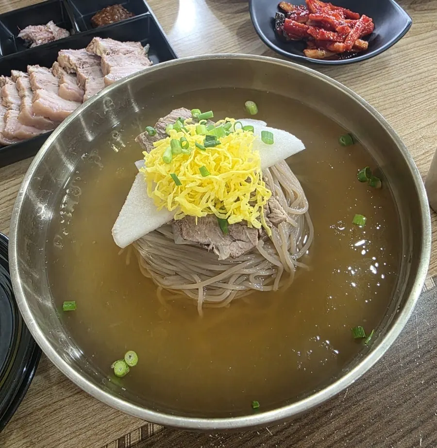 나란히 놓인 함흥물냉면과 함흥비빔냉면