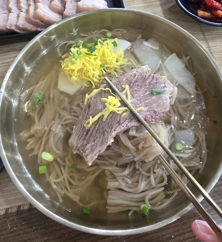 지단과 고기가 올라간 함흥물냉면