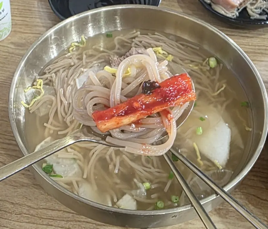 김치를 올린 물냉면 한 젓가락