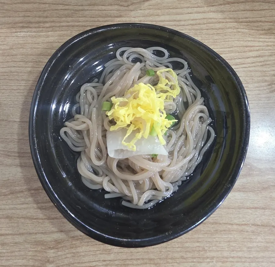 물냉면과 곁들인 쌈무