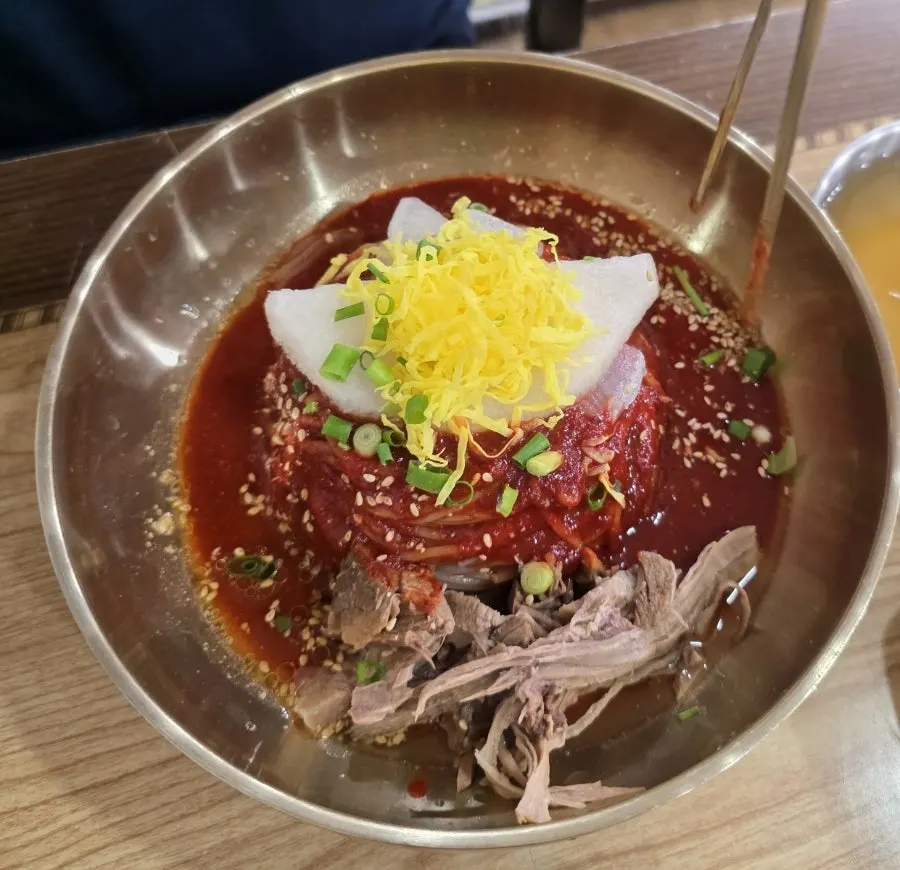 고기가 올라간 서울면옥 함흥비빔냉면