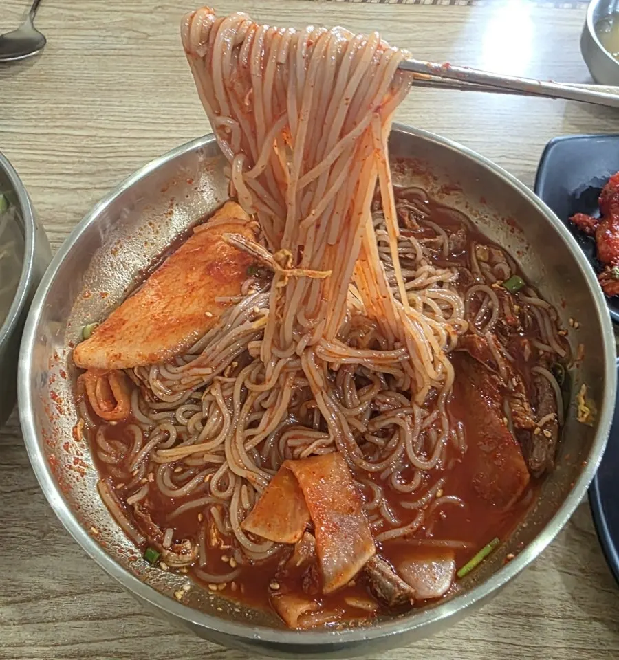 양념에 비빈 함흥비빔냉면