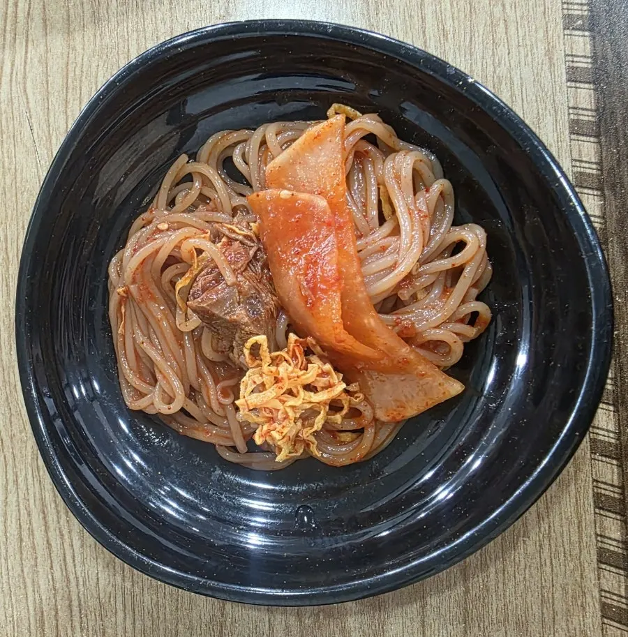 비빔냉면 면발 한 젓가락