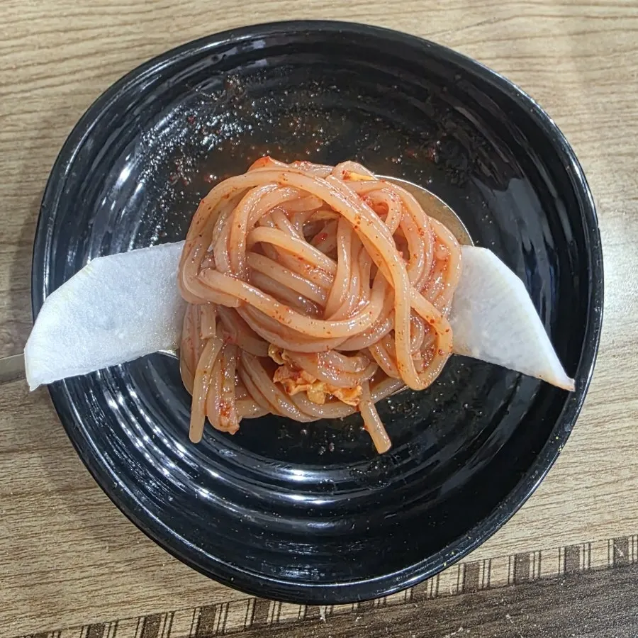 비빔냉면 양념과 면이 섞인 모습