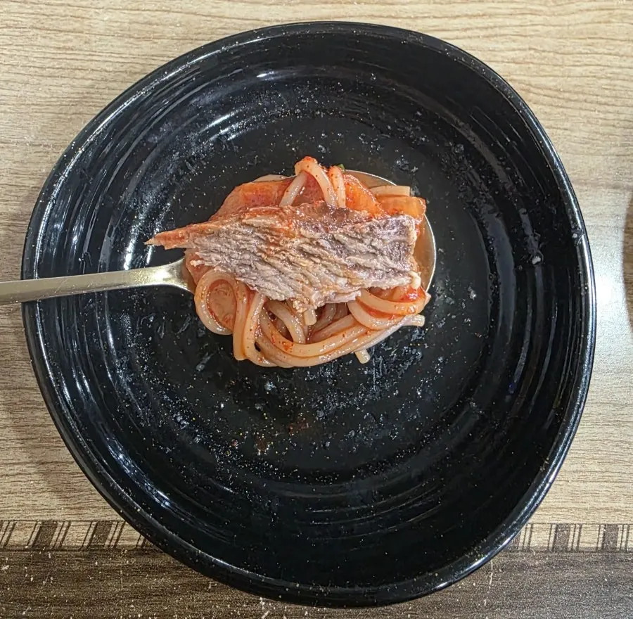 비빔냉면 위 부드러운 고기