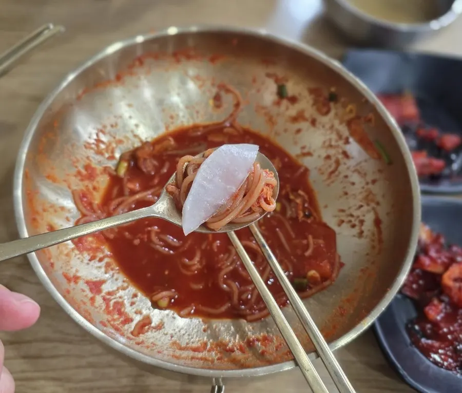 마지막 남은 비빔냉면 면발