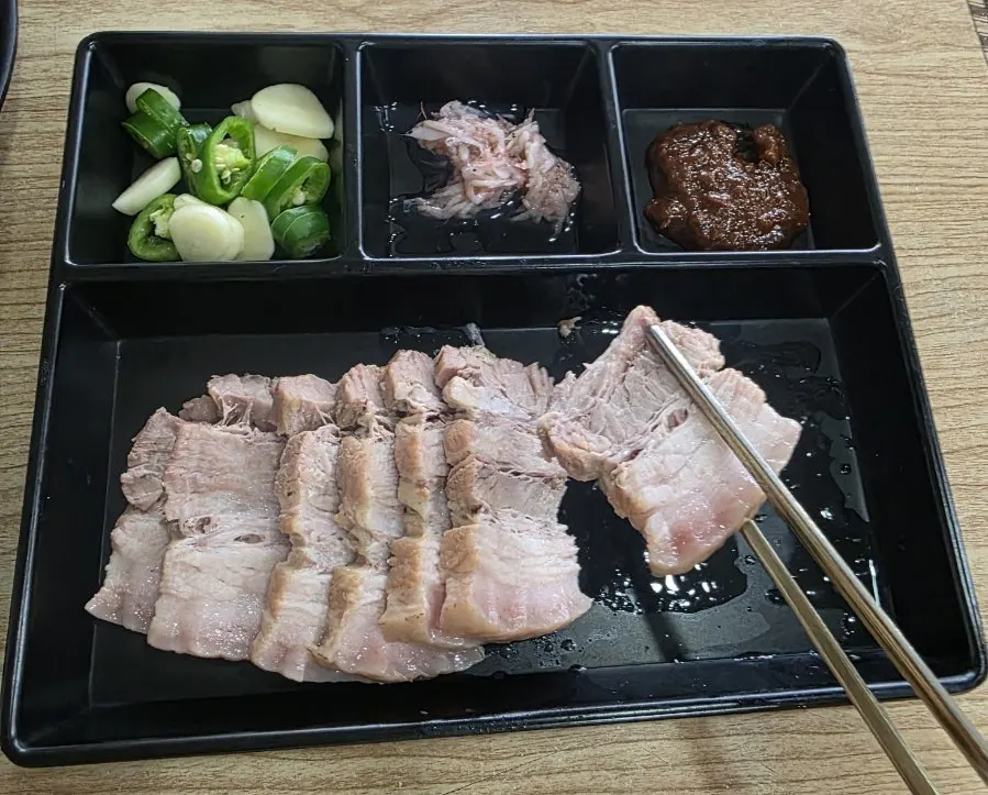 국내산 고기로 삶은 수육 반접시