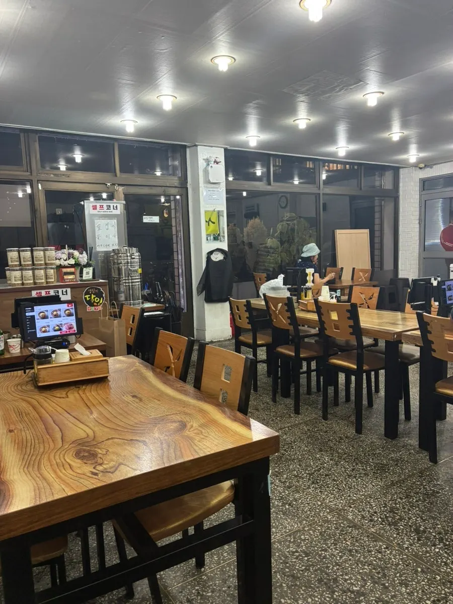 Interior atmosphere of the old-school naengmyeon restaurant
