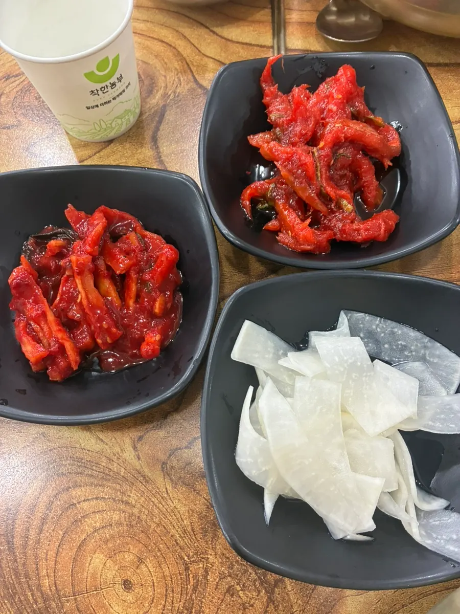 Basic side dishes of seasoned pollack sashimi, pickled radish, and dried radish strips